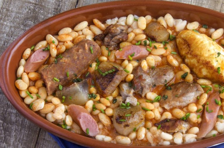 tradition-francaise-culinaire-cassoulet-voyage
