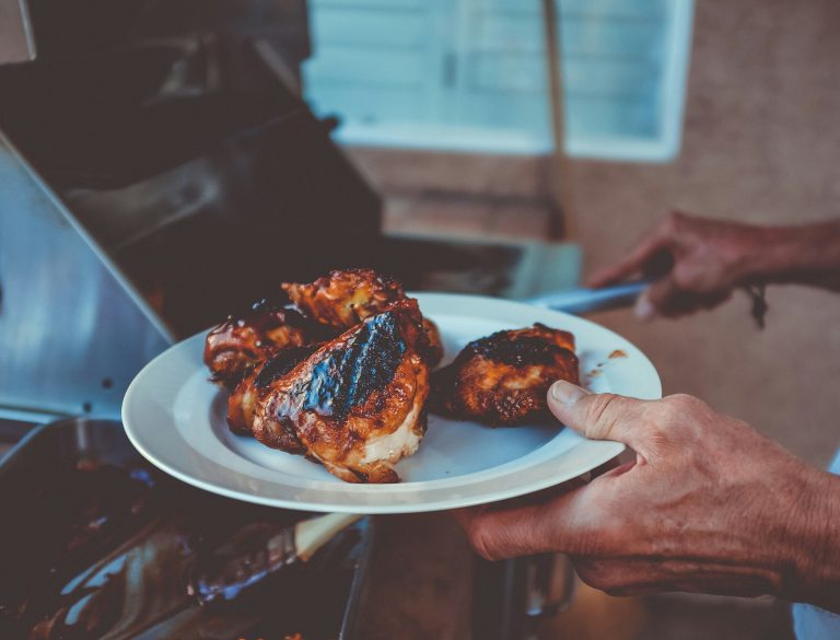 Comment réussir la cuisson du poulet au barbecue à charbon